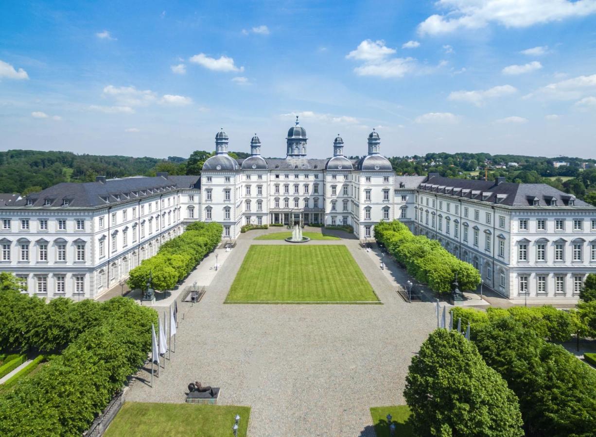 アルトホフ グランドホテル シュロス ベンスベルク ベルギッシュ・グラートバッハ エクステリア 写真 Aerial view of the university's main building