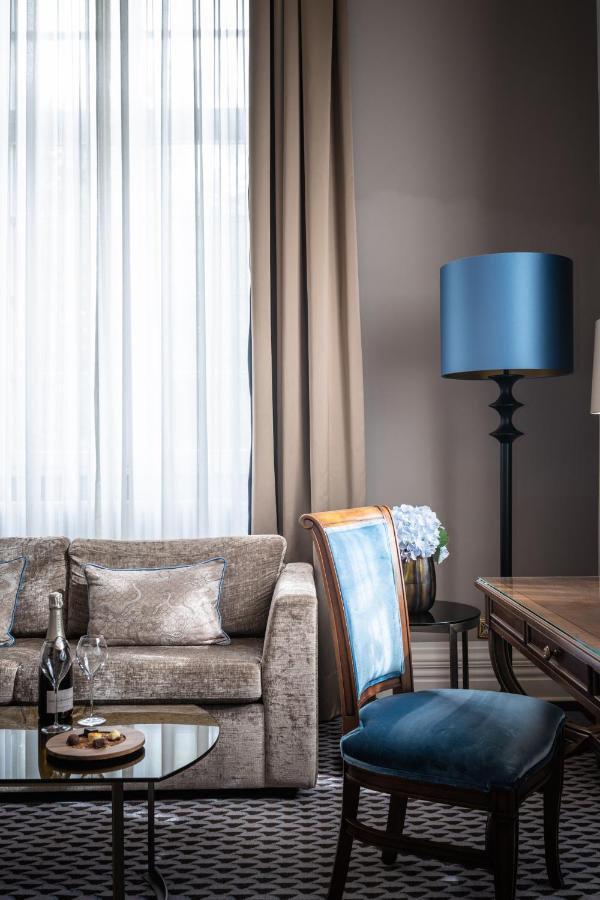アルトホフ グランドホテル シュロス ベンスベルク ベルギッシュ・グラートバッハ エクステリア 写真 A living room with a blue lampshade