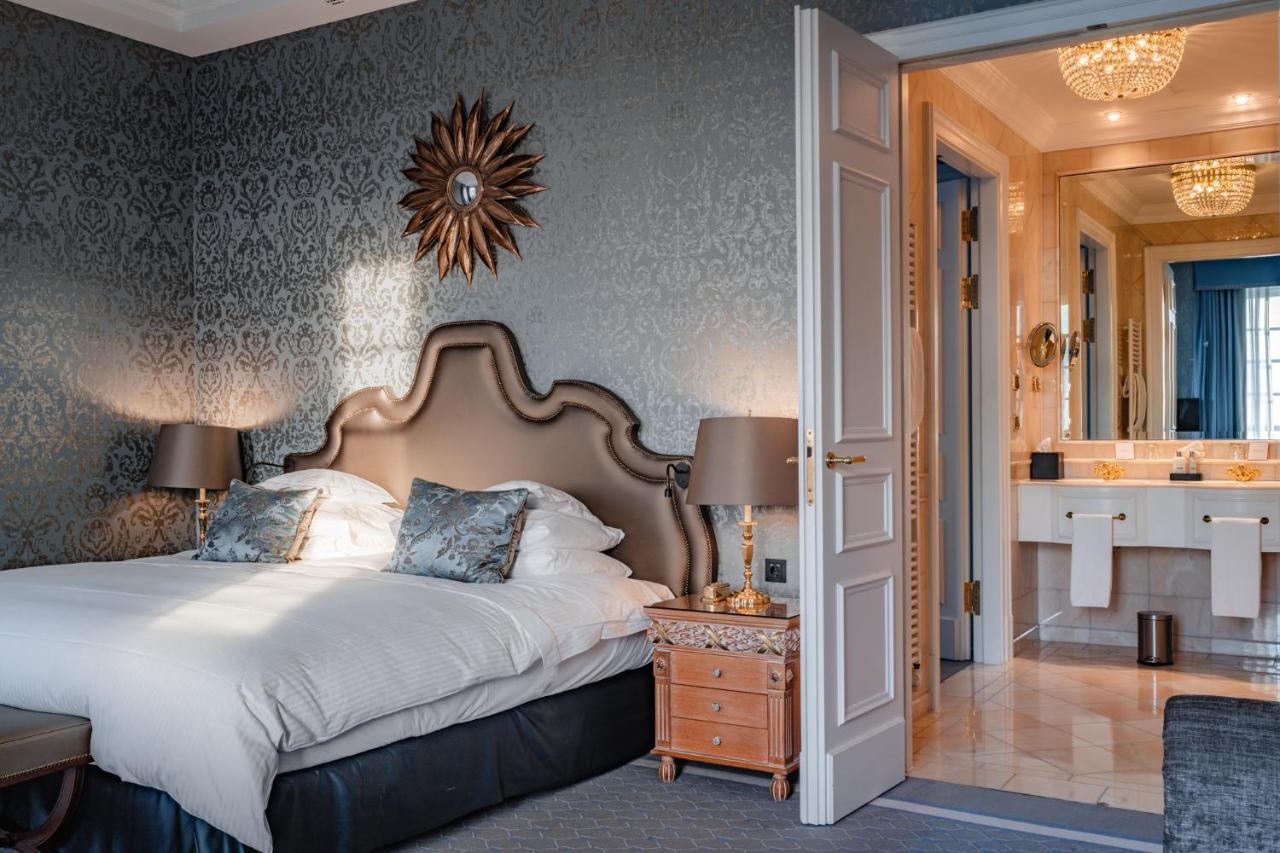 アルトホフ グランドホテル シュロス ベンスベルク ベルギッシュ・グラートバッハ エクステリア 写真 A bedroom at the hotel
