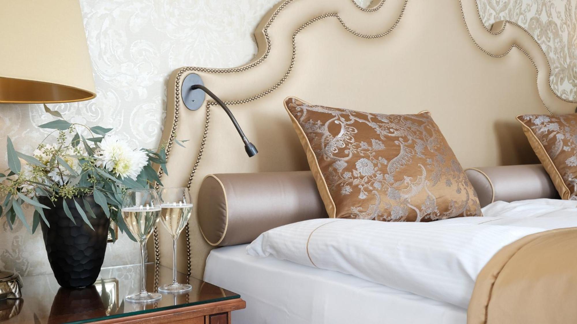 アルトホフ グランドホテル シュロス ベンスベルク ベルギッシュ・グラートバッハ 部屋 写真 A wall light