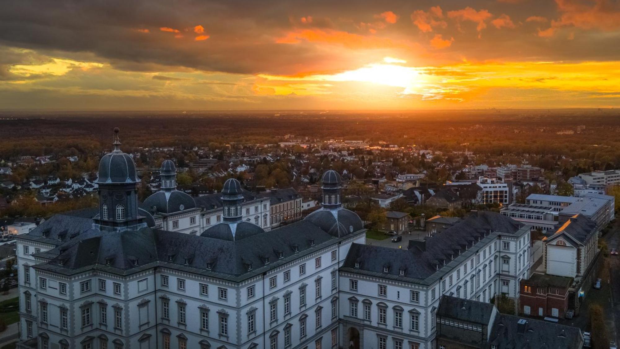 アルトホフ グランドホテル シュロス ベンスベルク ベルギッシュ・グラートバッハ エクステリア 写真 Aerial view of the town