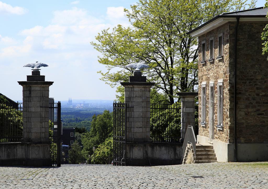 アルトホフ グランドホテル シュロス ベンスベルク ベルギッシュ・グラートバッハ エクステリア 写真 Entrance to the house
