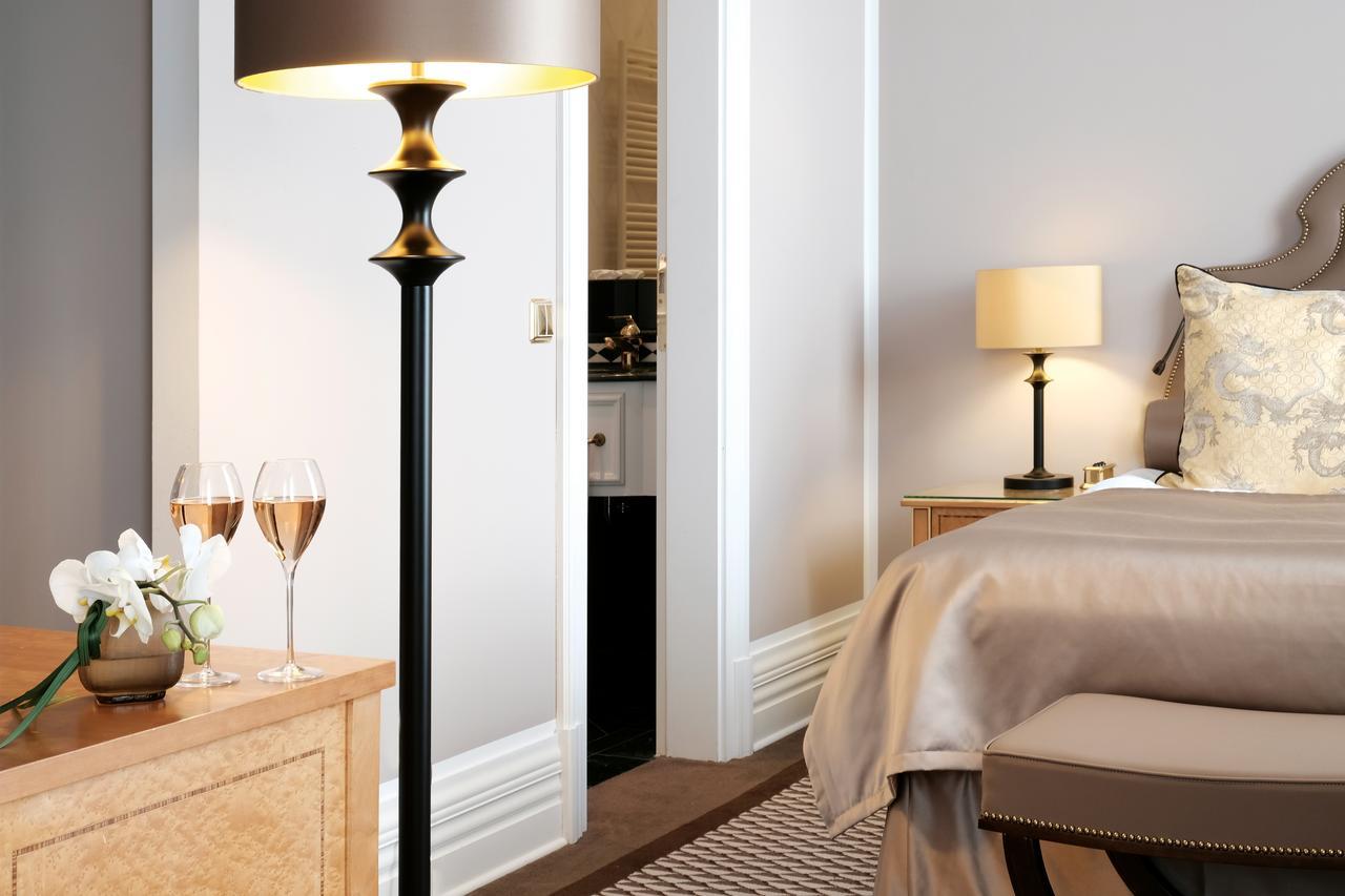 アルトホフ グランドホテル シュロス ベンスベルク ベルギッシュ・グラートバッハ エクステリア 写真 Floor lamp