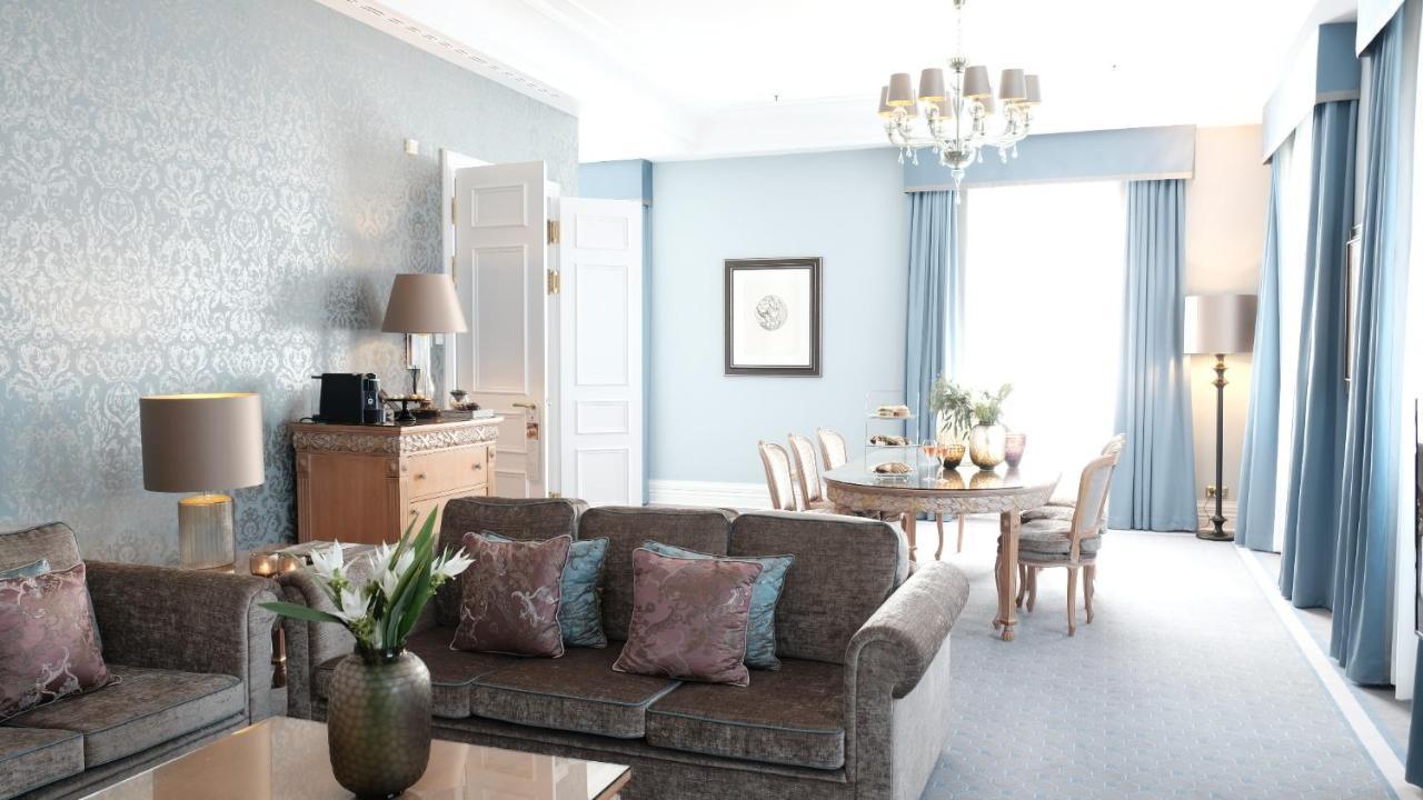 アルトホフ グランドホテル シュロス ベンスベルク ベルギッシュ・グラートバッハ エクステリア 写真 A suite at the hotel